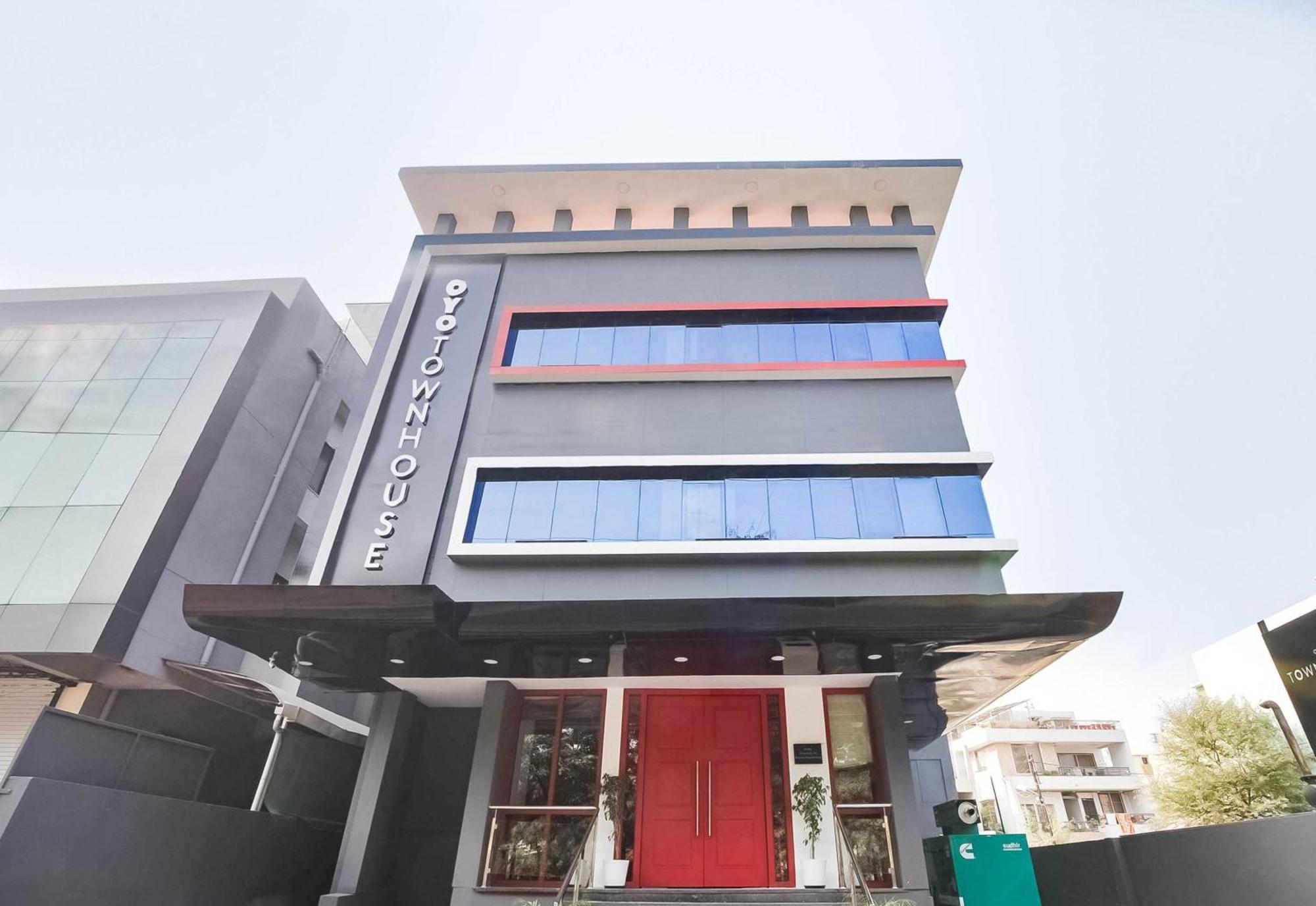 OYO Townhouse 376 Lords Inn Regency Mānglia Exterior foto